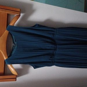 Pleated sleeveless midi dress in dark teal